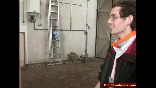 Meilleures Dutch Teen avec des lunettes dans un entrepôt meilleures vidéos