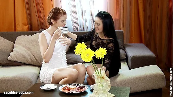 I migliori Coffeetime Tryst - di Sapphic Erotica sesso lesbo con Agnessa Liliannavideo migliori