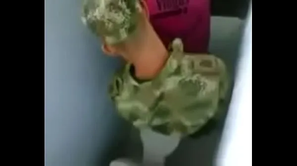 أفضل Soldier catching in the bathroom أفضل مقاطع الفيديو