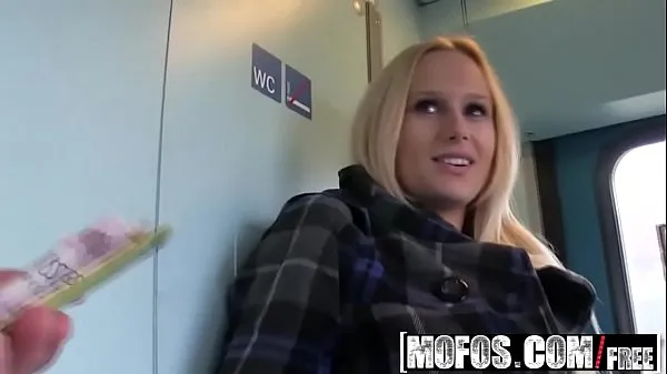 Meilleures Mofos - Pick Up Public - Baise dans la toilette du train avec Angel Wicky meilleures vidéos