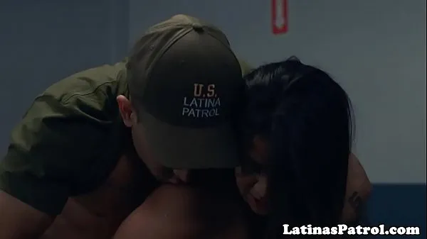 최고의 Curvy latina drilled by US border patrol 최고의 비디오