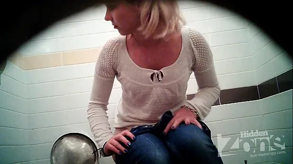 Meilleures Vidéo de voyeur réussie des toilettes. Vue des deux caméras meilleures vidéos