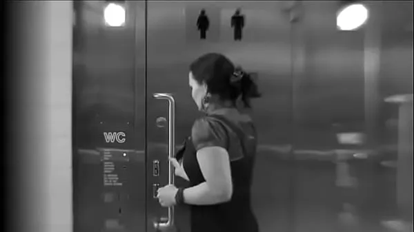 Meilleures Sexy Huge Pee Desperate Lady Ends Up In Elevator After Failing To Use The Toilet meilleures vidéos