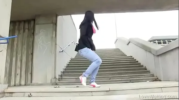 Nejlepší Bursting To Pee In Public, Pretty Young Girl Has No Privacy To Relief Herself nejlepší videa