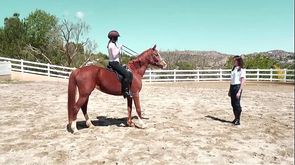 Meilleures Jay Taylor et Sinn Sage, un couple de lesbiennes sexy, se touchent sur un cheval de bois meilleures vidéos