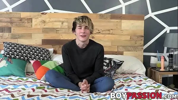 Najboljši Good looking twink has an interview and jerks it off solo najboljši videoposnetki