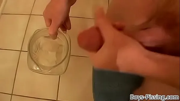 Meilleures Piss aimer jeune homme jouant avec sa bite dans un bain moussant meilleures vidéos