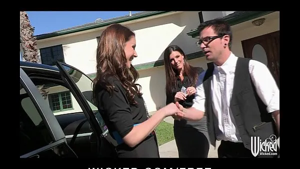 Beste Pair of sisters bribe their car salesman into a threesome beste video's