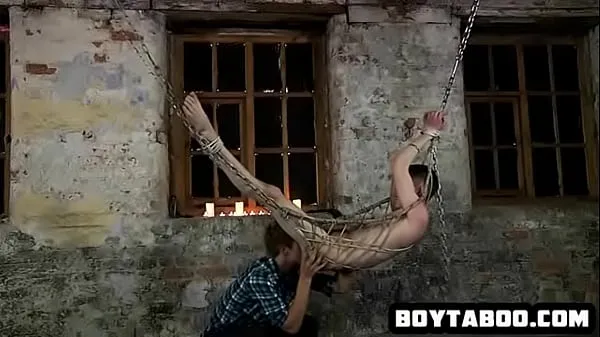 Terbaik Horny chained up hunk gets his hard cock sucked Video terbaik