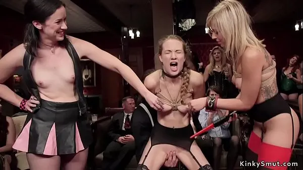 Bästa Blonde slut anal tormented at orgy party bästa videoklippen