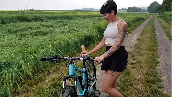 Beste Premiere! Bicycle fucked in public horny beste video's