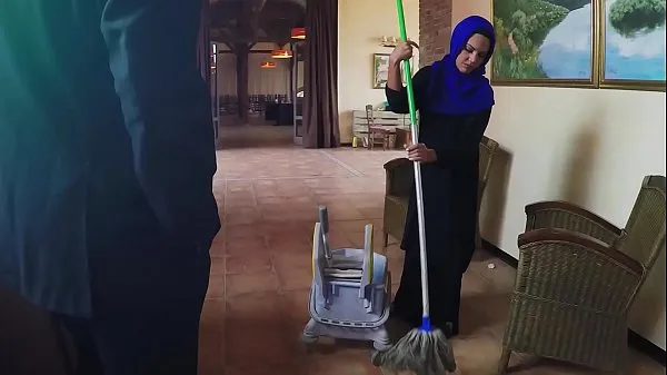 ARABS EXPOSED - Poor Janitor Gets Extra Money From Boss In Exchange For Sex Video hay nhất hay nhất