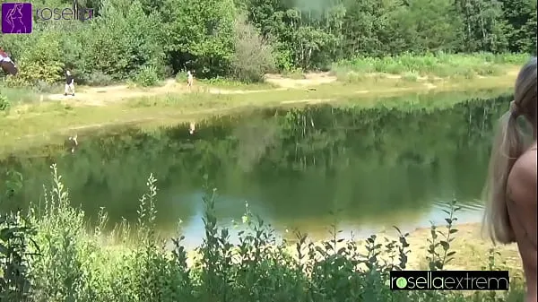 I migliori Lo sperma e la cagna pissing si fa pubblico su un lago balneabile, la bocca farcita! Sporco usato da 40 uomini come toilette per sperma e piscio! Parte 3video migliori