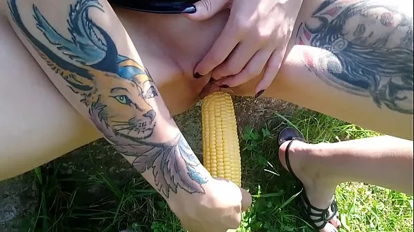 最好的 Lucy Ravenblood fucking pussy with corn in public 最佳影片