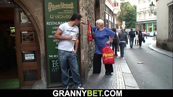 I migliori La nonna tettona cavalca il cazzo dello sconosciutovideo migliori