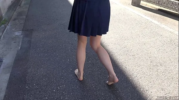 Beste Girl walking outdoors barefoot beste videoer