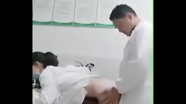 Melhores Sala de emergência erótica A pequena enfermeira sente tanta coceira pelo pau grande do médico ~ Doutor, pressa ~ O paciente ainda está esperando do lado de fora melhores vídeos