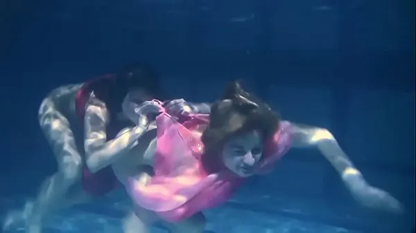 최고의 Natalia and Lilia swimming pool erotics 최고의 비디오