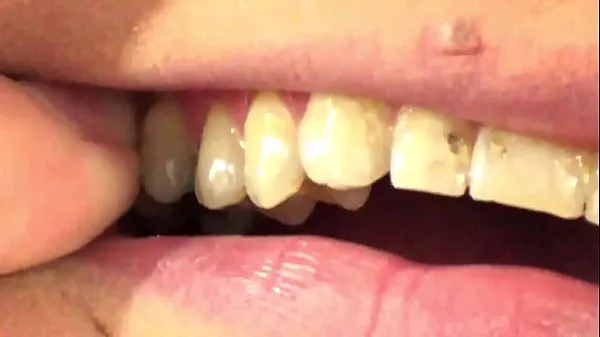 بہترین Mouth Vore Close Up Of Fifi Foxx Eating Gummy Bears بہترین ویڈیوز