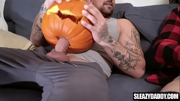 Melhores DadCreep - Padrasto e enteado fodem abóboras no halloween melhores vídeos