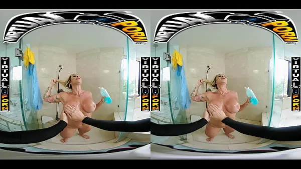 Bästa Busty Blonde MILF Robbin Banx Seduces Step Son In Shower bästa videoklippen