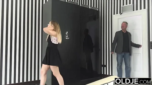 Meilleures Elle suce la bite du vieil homme et le fait jouir dans sa jeune bouche meilleures vidéos