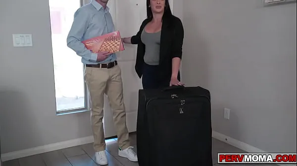 Legjobb Stepson getting a boner and his stepmom helps him out legjobb videók