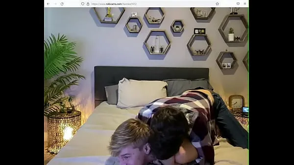 Meilleures deux mecs gays avec une grosse bite se dorlotent et se sucent meilleures vidéos