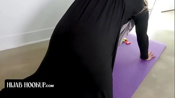 Hijab Hookup - Slender Muslim Girl In Hijab Surprises Instructor As She Strips Of Her Clothes Video terbaik