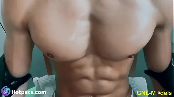 Τα καλύτερα Fit muscle guy is worshipped and nipple played καλύτερα βίντεο