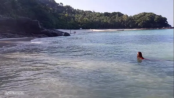 Terbaik Naked red-haired girl bathes on a public beach Video terbaik