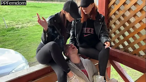 Beste Double Femdom Human Aschenbecher und Spucken im Freien mit Sofi und Kirabeste Videos