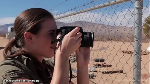 Melhores A sexy repórter de guerra Casey Calvert foi flagrada pelo soldado James Deen fodendo a garota Lyla Storm, então ela foi pega e fodida anal também em um deserto melhores vídeos