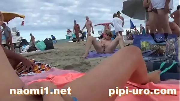 Лучшие девушка мастурбирует на пляже лучшие видео