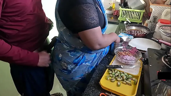 Los mejores parpadeando y masturbándose frente a la criada swathi en la cocina mejores vídeos