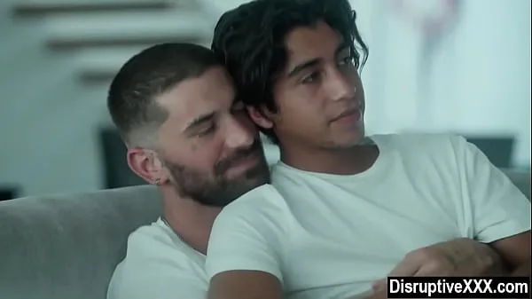 I migliori Il giovane ragazzo gay perde la verginità con l'amante più anzianovideo migliori