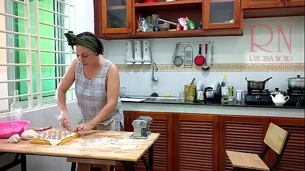 Meilleures L'heure des raviolis ! Cuisine nue. Regina Noir, cuisinière nudiste dans un complexe hôtelier nudiste. Femme de ménage nue. Ménagère nue. Caméra meilleures vidéos