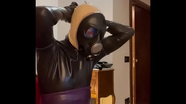 Melhores Latexitaly usa sua máscara de gás fetiche sobre um capuz de látex azul melhores vídeos