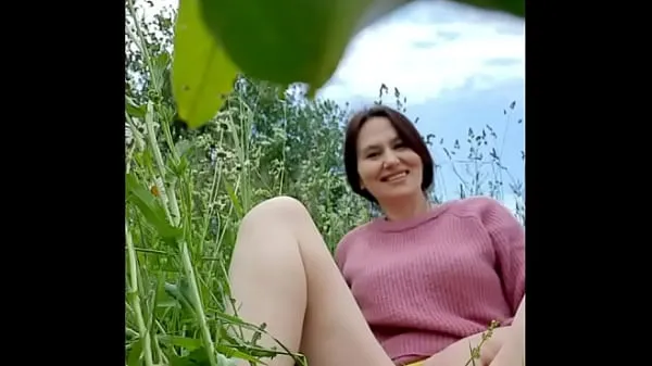 I migliori MILF nuda e arrapata in un campo di camomilla si masturba, piscia e allontana una vespa / Angela-MILFvideo migliori