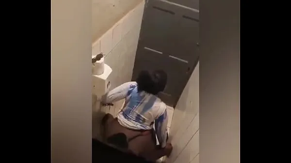 Meilleures Ça a frappé le net, une fille africaine chaude baise dans les toilettes d'un putain de bar chaud meilleures vidéos