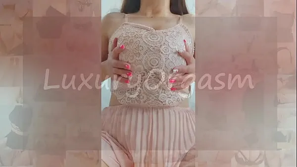 Beste Hübsches Mädchen in rosa Kleid und braunen Haaren spielt mit ihren großen Titten - LuxuryOrgasmbeste Videos