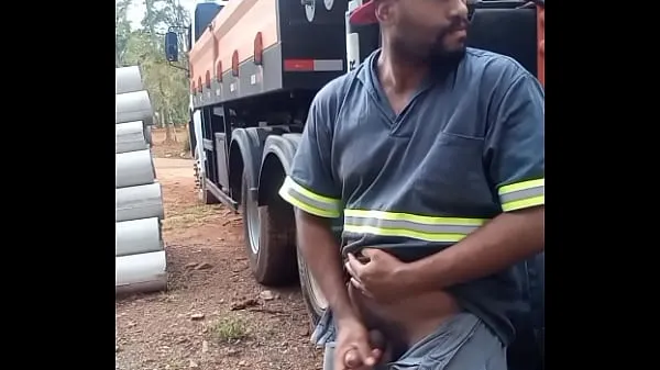 최고의 Worker Masturbating on Construction Site Hidden Behind the Company Truck 최고의 비디오