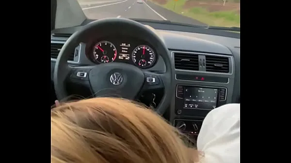 Najlepsze Hot blonde giving blowjob in the car while traveling najlepsze filmy