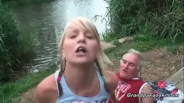 Meilleures Superbe blonde chevauche la bite au bord de la rivière meilleures vidéos