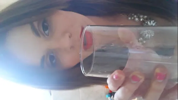 最好的 Teenage slutty Stacey drinking her own piss 最佳影片